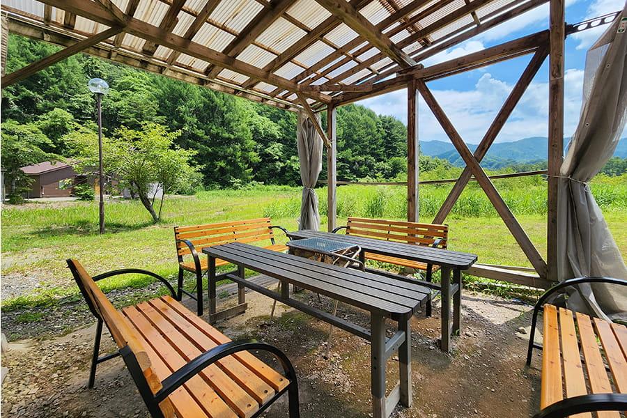 裏磐梯の山並みを望む、屋根付きの専用BBQスペース