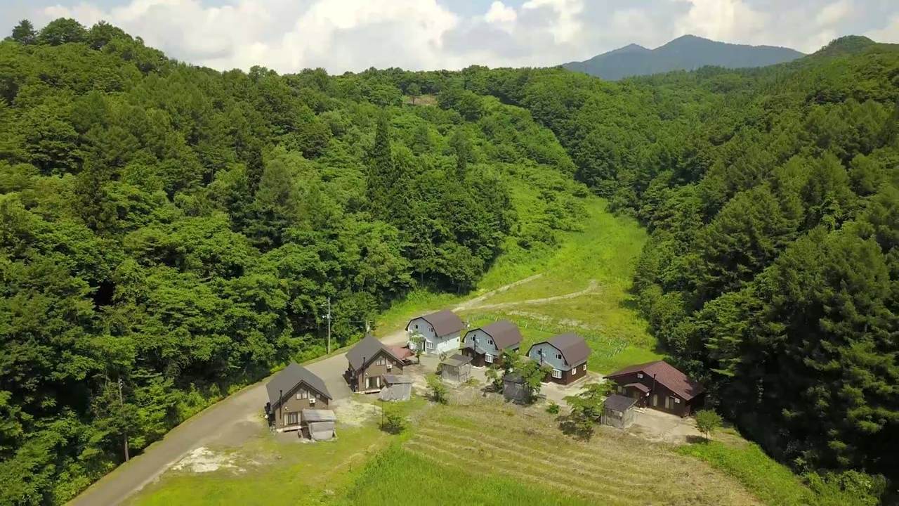 蛇平原山のふもとに点在するグルもてコテージSenganの六棟