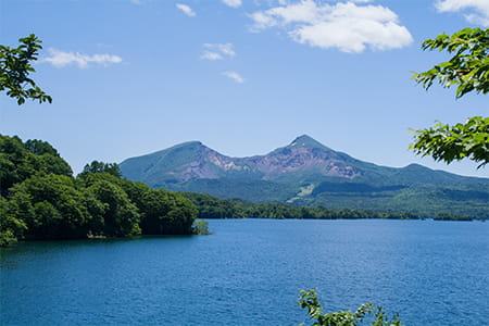 桧原湖と磐梯山